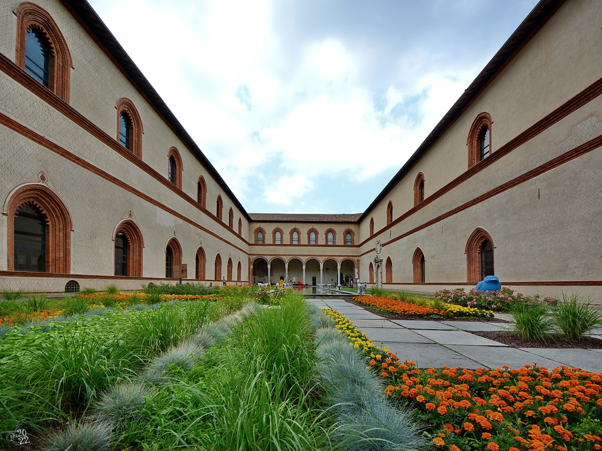 Unterwegs im Innenhof des mittelalterlichen Castello Sforzesco. (Mailand, Juni 2014)