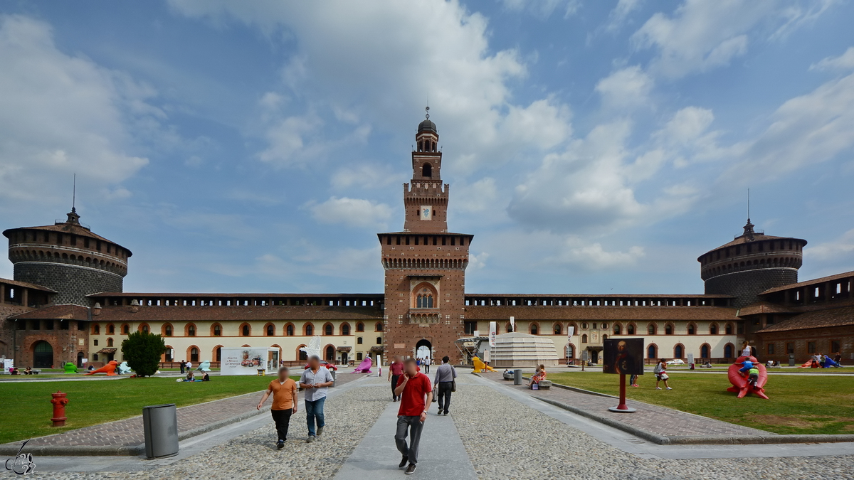 Unterwegs im Innenhof des mittelalterlichen Castello Sforzesco. (Mailand, Juni 2014)