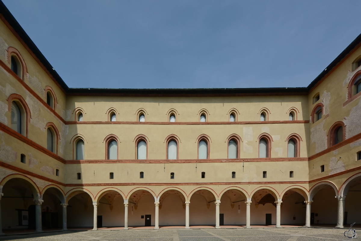 Unterwegs im Innenhof des mittelalterlichen Castello Sforzesco. (Mailand, Juni 2014)