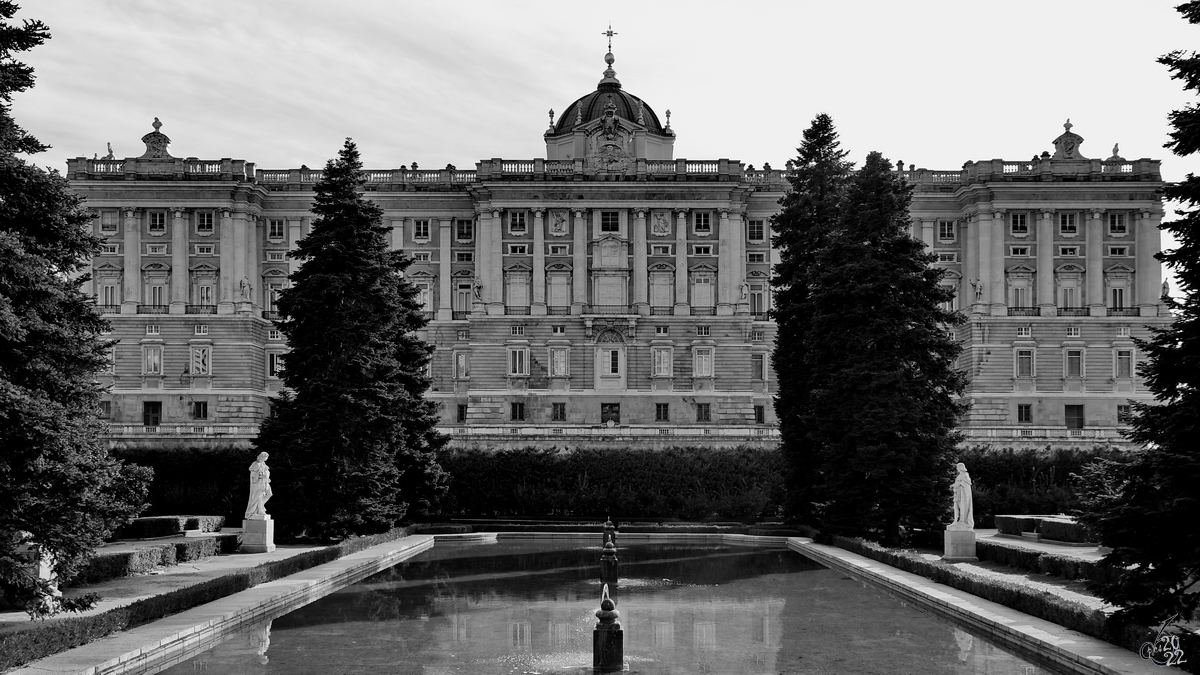 Unterwegs in den Kniglichen Grten (Jardines de Sabatini) des Palacio Real im Zentrum von Madrid. (November 2022)