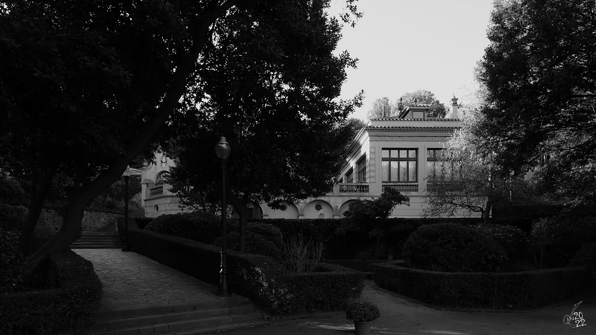 Unterwegs in den Laribal Grten in Barcelona, im Hintergrund das Restaurant de La Font Del Gat . (Februar 2013)