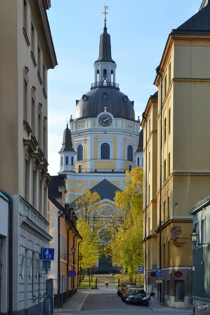 Unterwegs in der Mster Mikaels Gata mit Blick auf die evangelisch-lutherische Katarinakirche. (Stockholm, Oktober 2011)