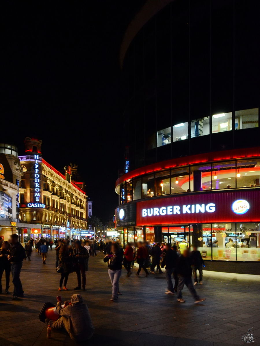 Unterwegs mit dem  Partyvolk  auf dem Leicestersquare in London. (September 2013)