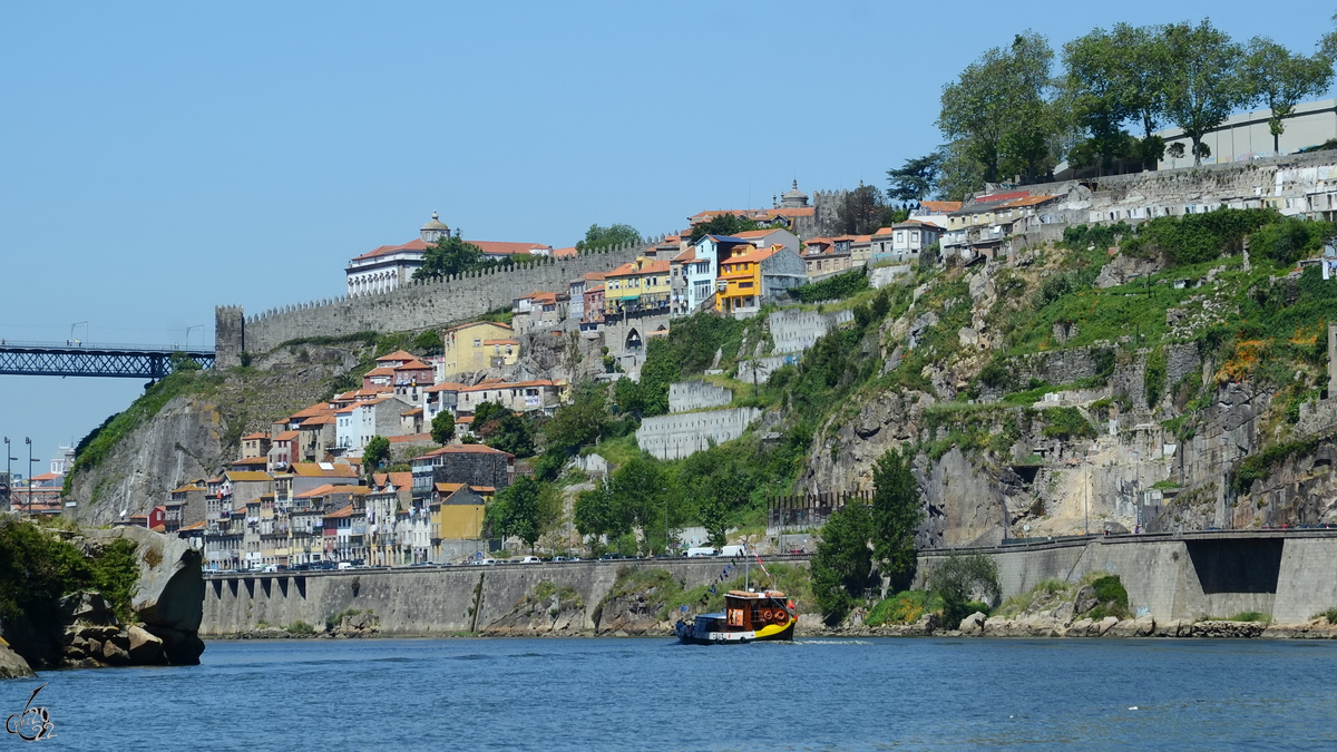 Unterwegs mit dem Touristenboot auf dem Fluss Douro. (Porto, Mai 2013)