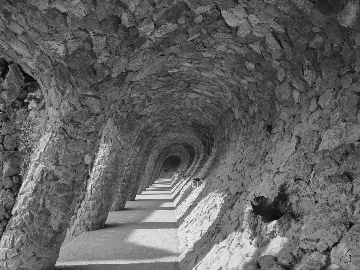 Unterwegs in den Sulengngen der Fugngerbrcke des Parks Gell in Barcelona. (Februar 2012)