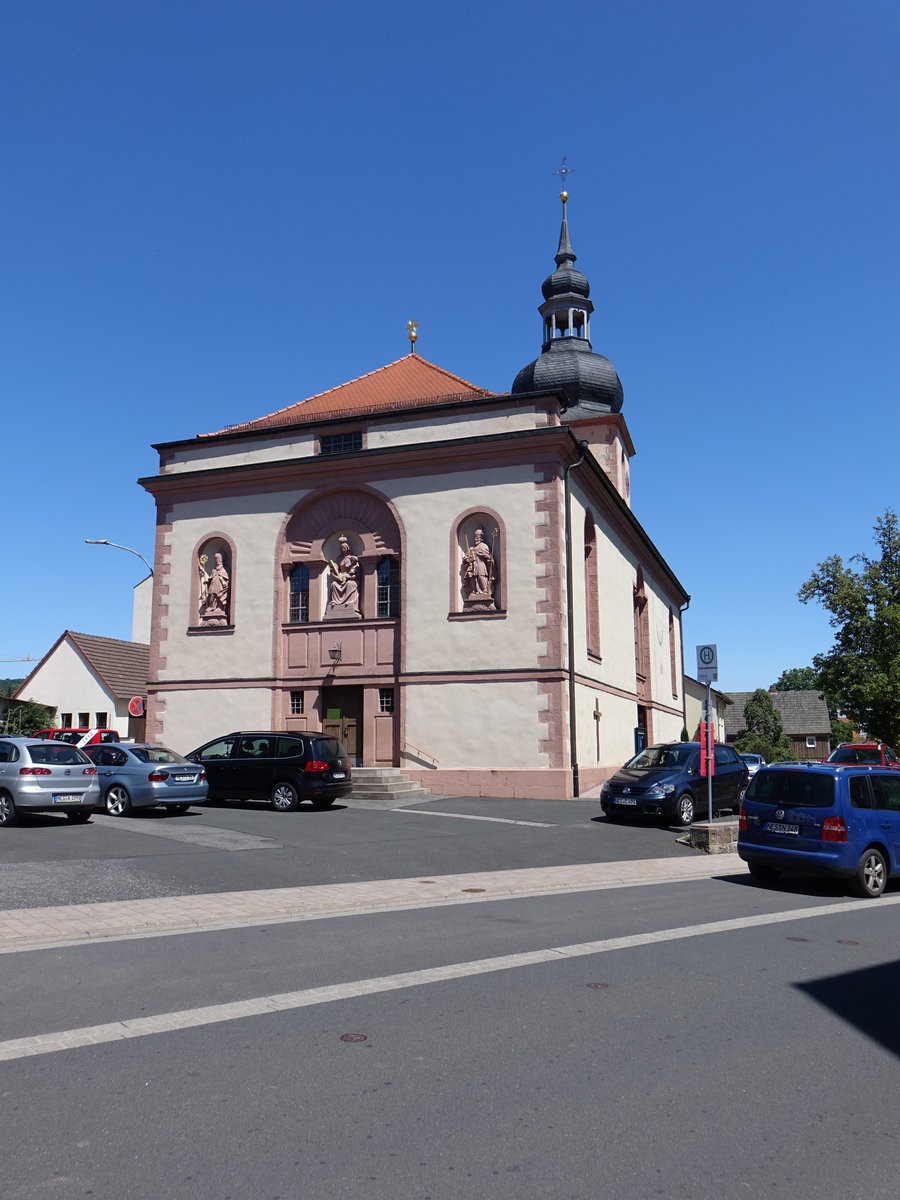 Unterweienbrunn, kath. Pfarrkirche St. Katharina, klassizistisches Langhaus mit Satteldach, erbaut 1817, mittelalterlicher Ostturm (08.07.2018)