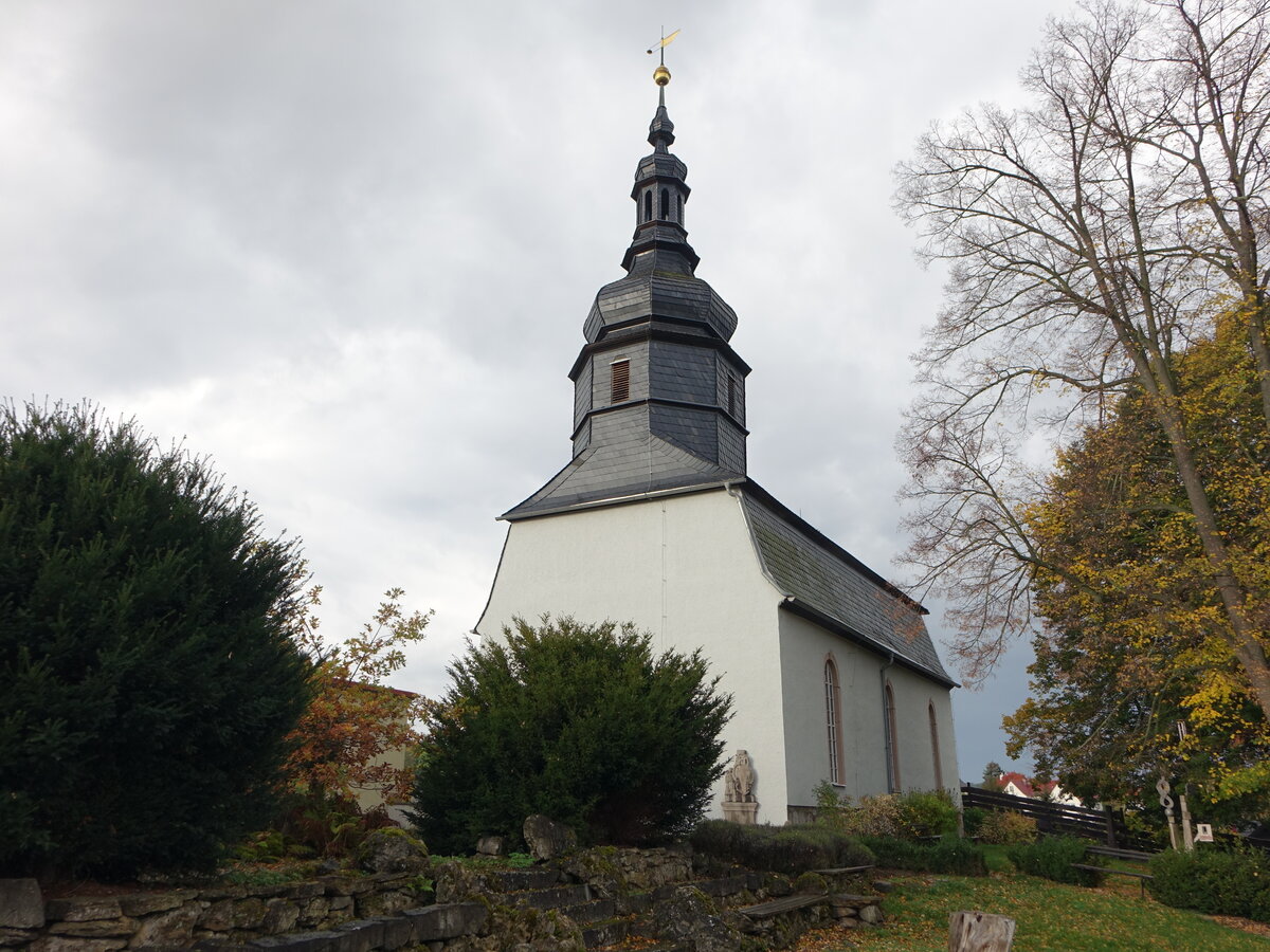 Unterwellenborn, evangelische Kirche St. Nicolai, erbaut im 12. Jahrhundert (18.10.2022)
