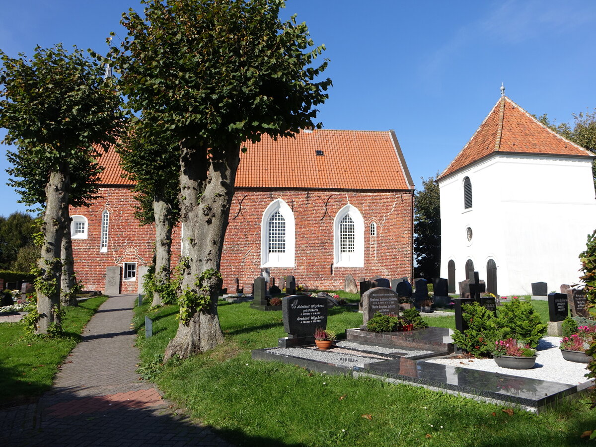 Upleward, evangelische Kirche St. Donatus, erbaut um 1300 (09.10.2021) 