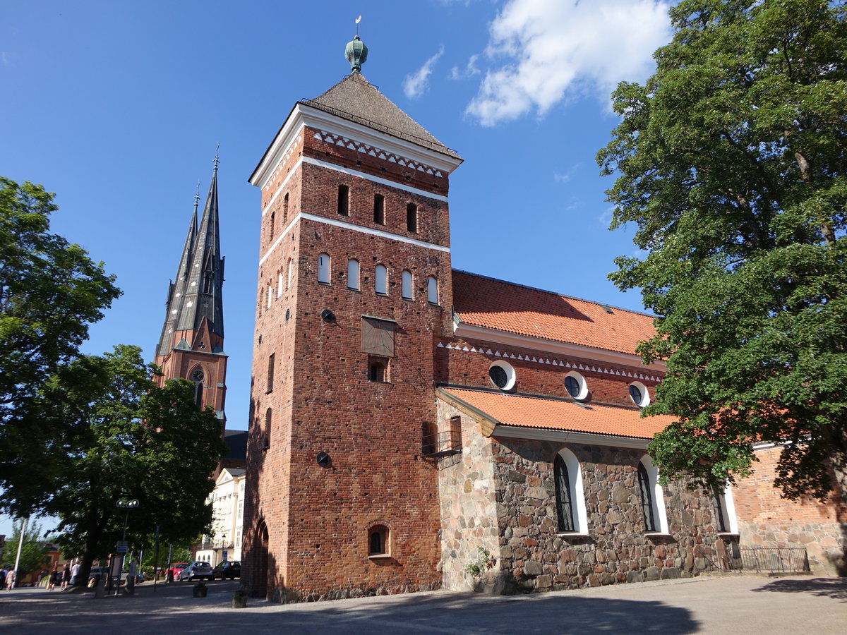 Uppsala, Trefaldighetskyrkan, erbaut im 14. Jahrhundert als Kirche der landgemeinde Ulleraker, dreischiffige Basilika, erbaut aus Feldstein (02.06.2018)