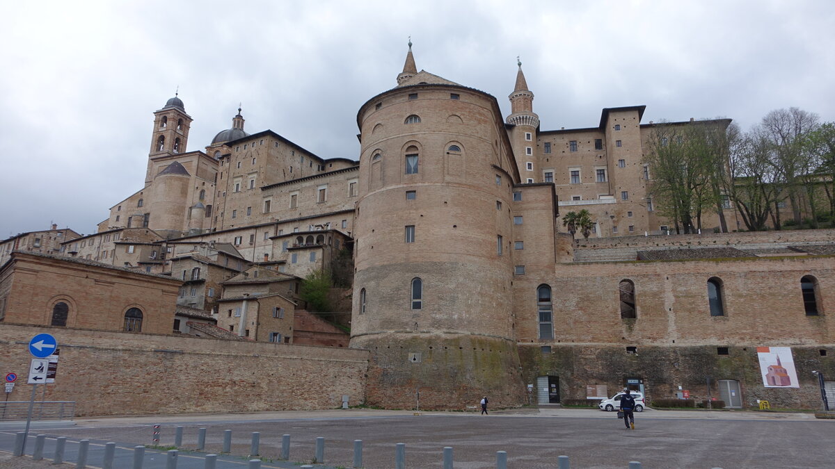 Urbino, Ausblick auf die Altstadt mit Teatro Sanzio und Palazzo Ducale (01.04.2022)