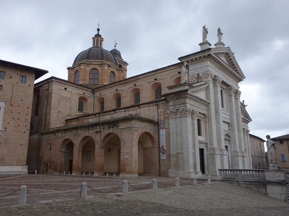 Urbino, Dom St. Maria Assunta, erbaut von 1789 bis 1801 durch den Architekten Giuseppe Valadier (01.04.2022)