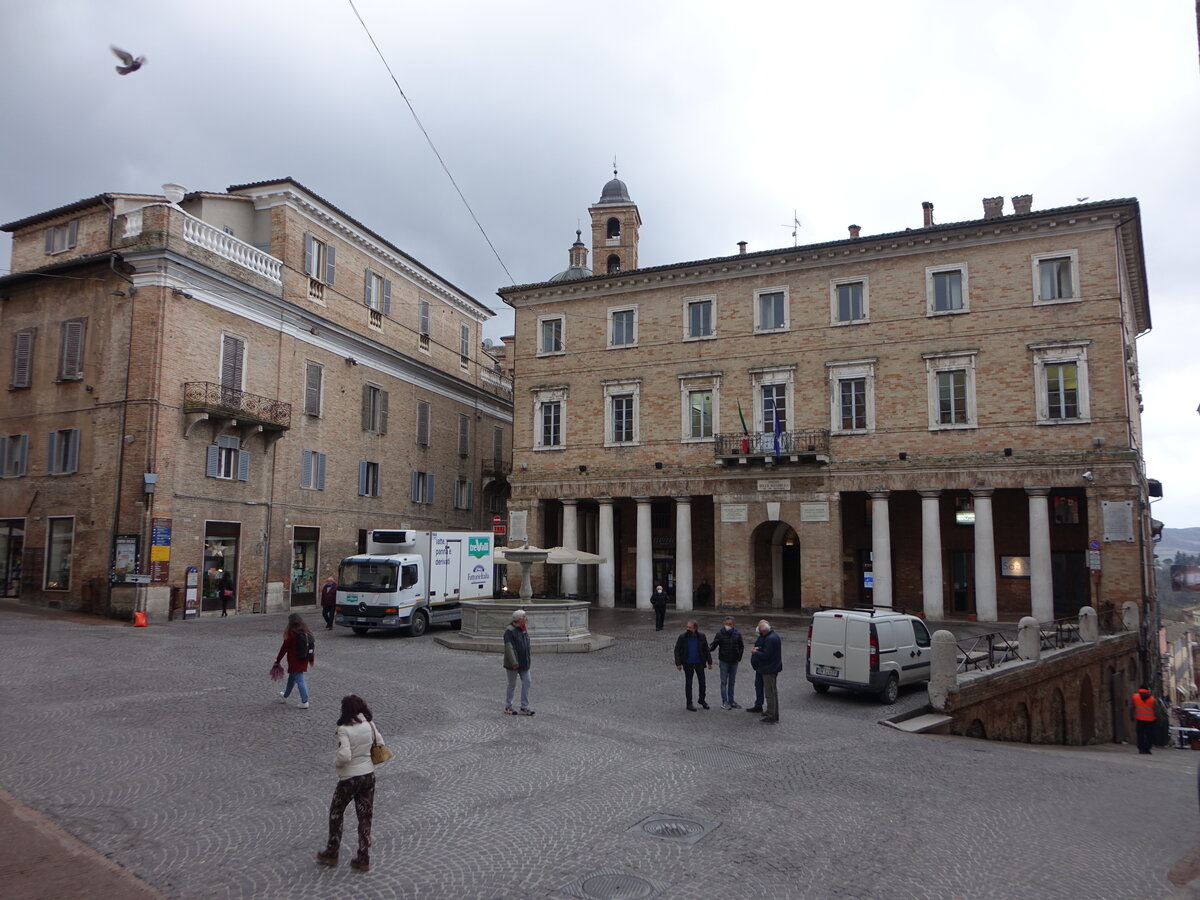Urbino, historische Palste an der Piazza della Repubblica (01.04.2022)