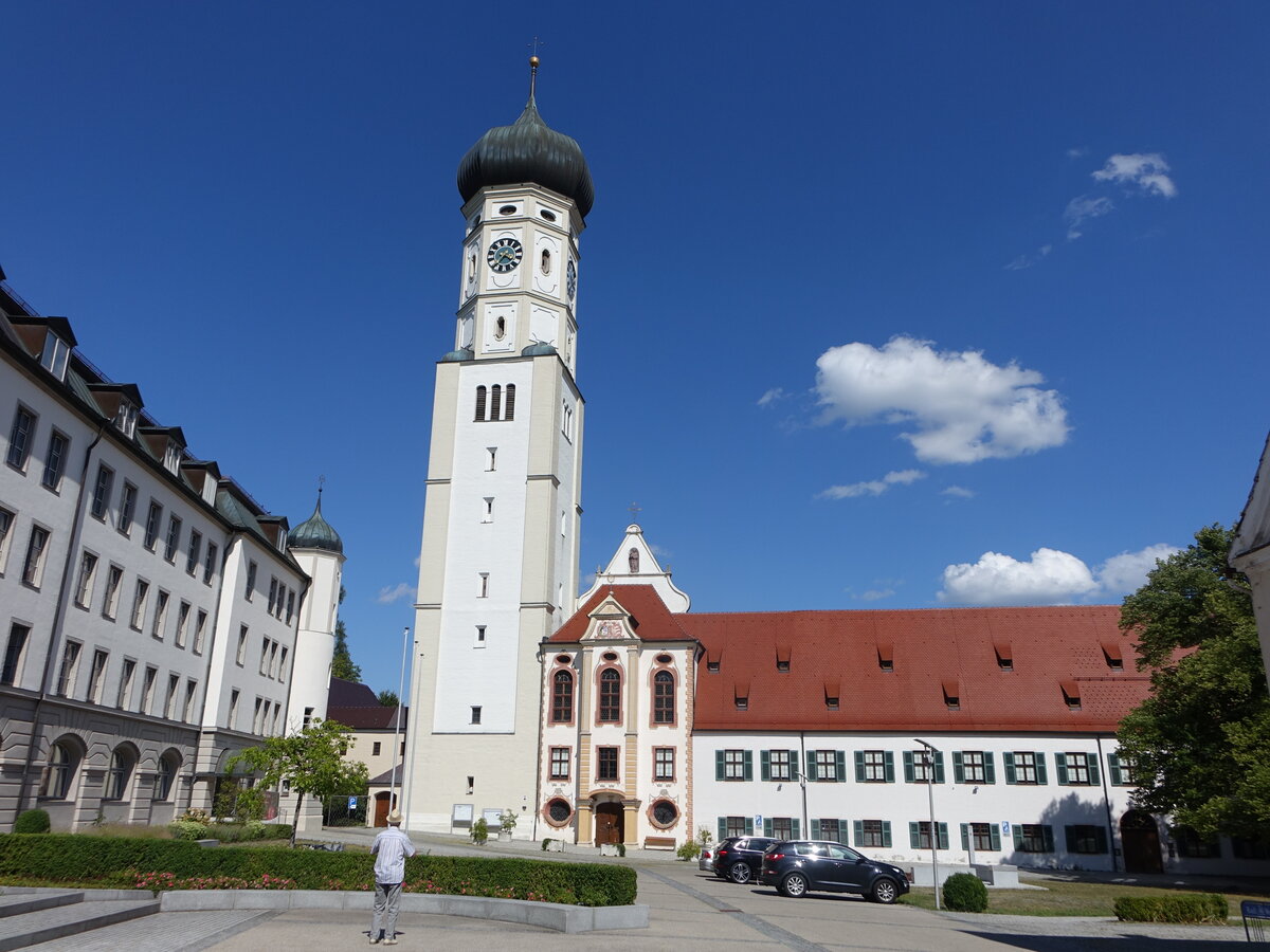 Ursberg, Klosterkirche St. Johannes Evangelist, erbaut von 1224 bis 1230, nach Brand im Dreiigjhrigen Krieg Wiederaufbau von 
1666 bis 1674 durch Abt Matthus Hochenrieder (15.08.2022)