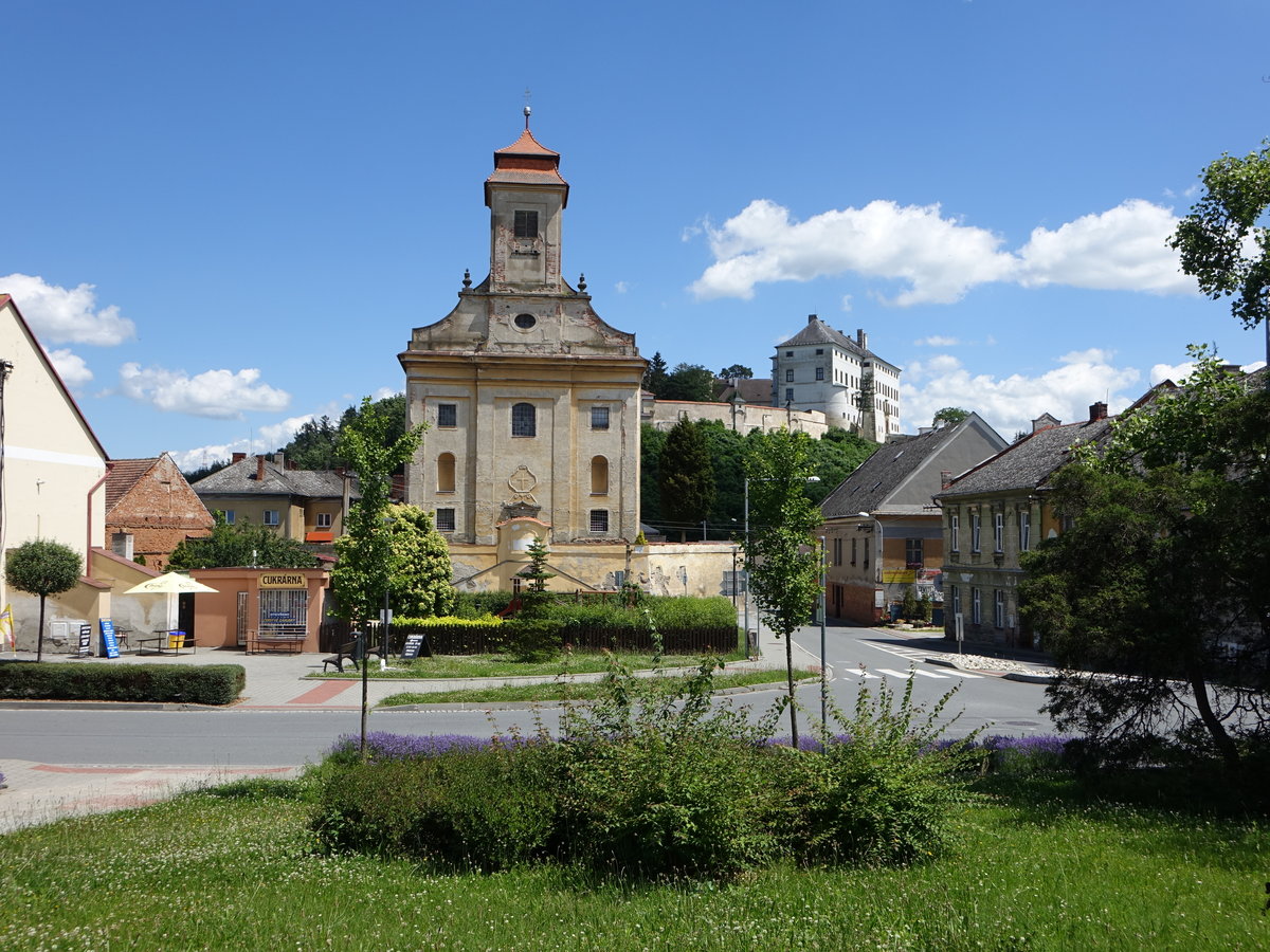 Usov / Mhrisch Aussee, St. gidius Kirche und Schloss am Namesti Miru (30.06.2020)