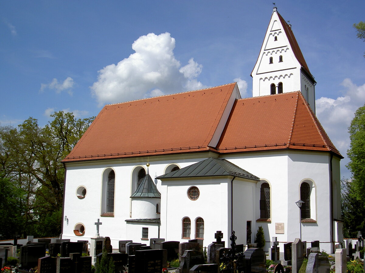 Ustersbach, kath. Pfarrkirche St. Fridolin, Saalbau mit eingezogenem Chor und nrdlichem Satteldachturm, Chor 16. Jahrhundert, Langhaus erbaut 1726 durch Joseph Meitinger (23.04.2014)