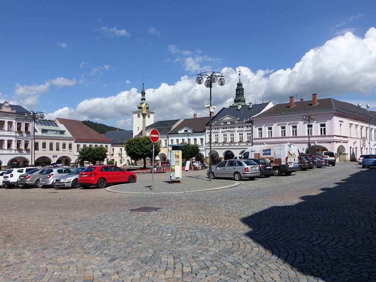 Usti nad Orlici / Wildenschwert, Rathaus und Gebude am Mirove Namesti (30.06.2020)