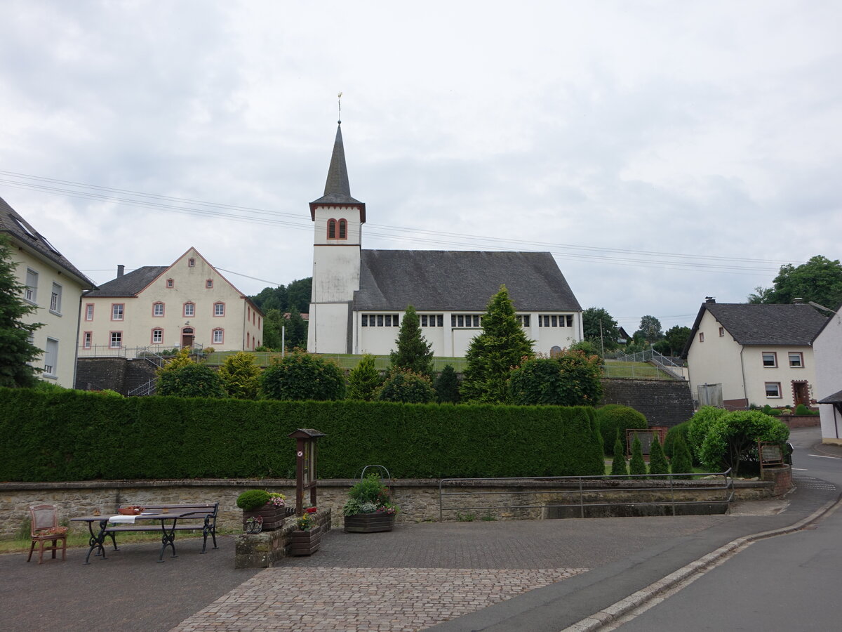 Utscheid, kath. Pfarrkirche St. Peter, mittelalterlicher Ostturm, Kirchenschiff erbaut 1965 durch den Architekten Geimer (22.06.2022)