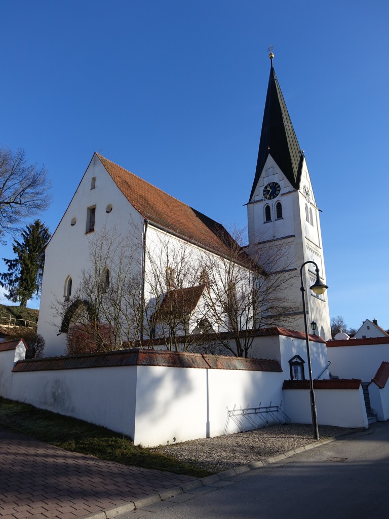 Uttenhofen, St. Sebastian Kirche, Verputzte Saalkirche mit Steilsatteldach, eingezogenem Polygonalchor und sdlichem Chorflankenturm mit Blendengliederung und Spitzhelm, Turm 14. Jahrhundert, Langhaus erbaut 1905 (27.12.2015)