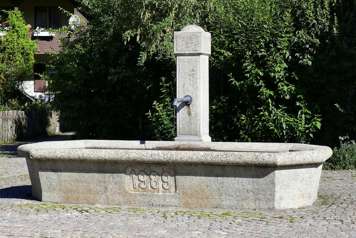 Utzenfeld, der Dorfbrunnen, aufgestellt 1989, Juli 2020