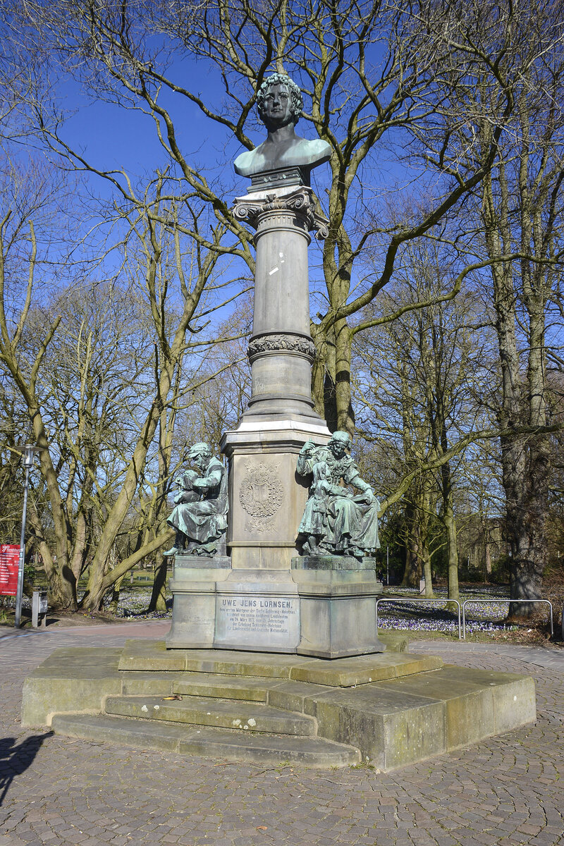 Uwe-Jens-Lornsen-Denkmal am Paradeplatz in Rendsburg. Uwe Jens Lornsen war ein deutscher Jurist und Beamter der dnischen Regierung. Durch seine Schrift Ueber das Verfassungswerk in Schleswigholstein wurde er zum Vorkmpfer eines vereinten und unabhngigeren Schleswig-Holsteins. Aufnahme: 7. Mrz 2022.