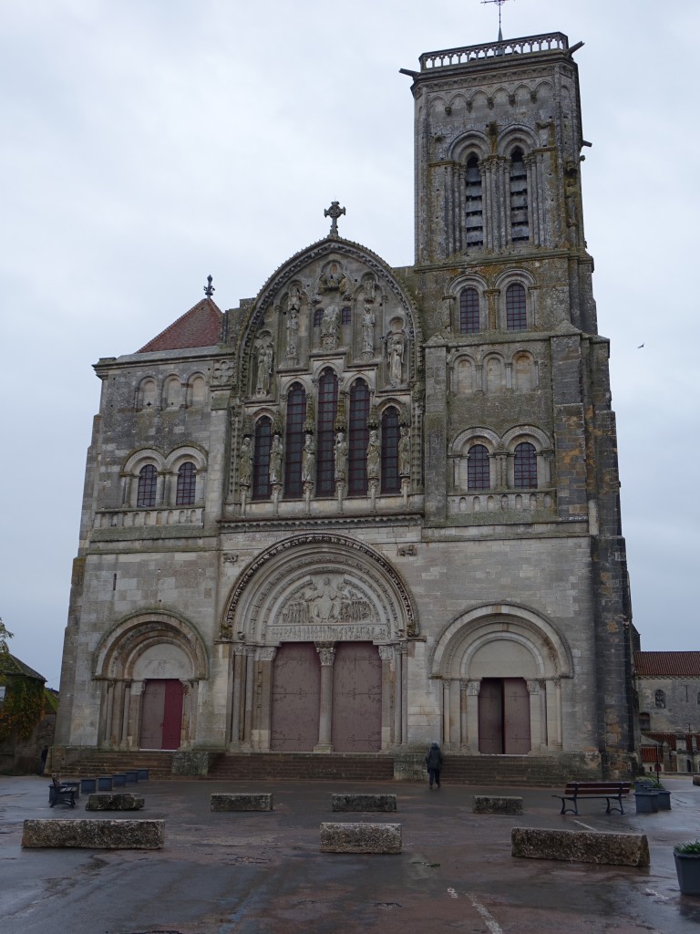 Vzelay, Basilika Sainte-Marie-Madeleine, im 12. Jahrhundert erbaute romanische Basilika (28.10.2015)
