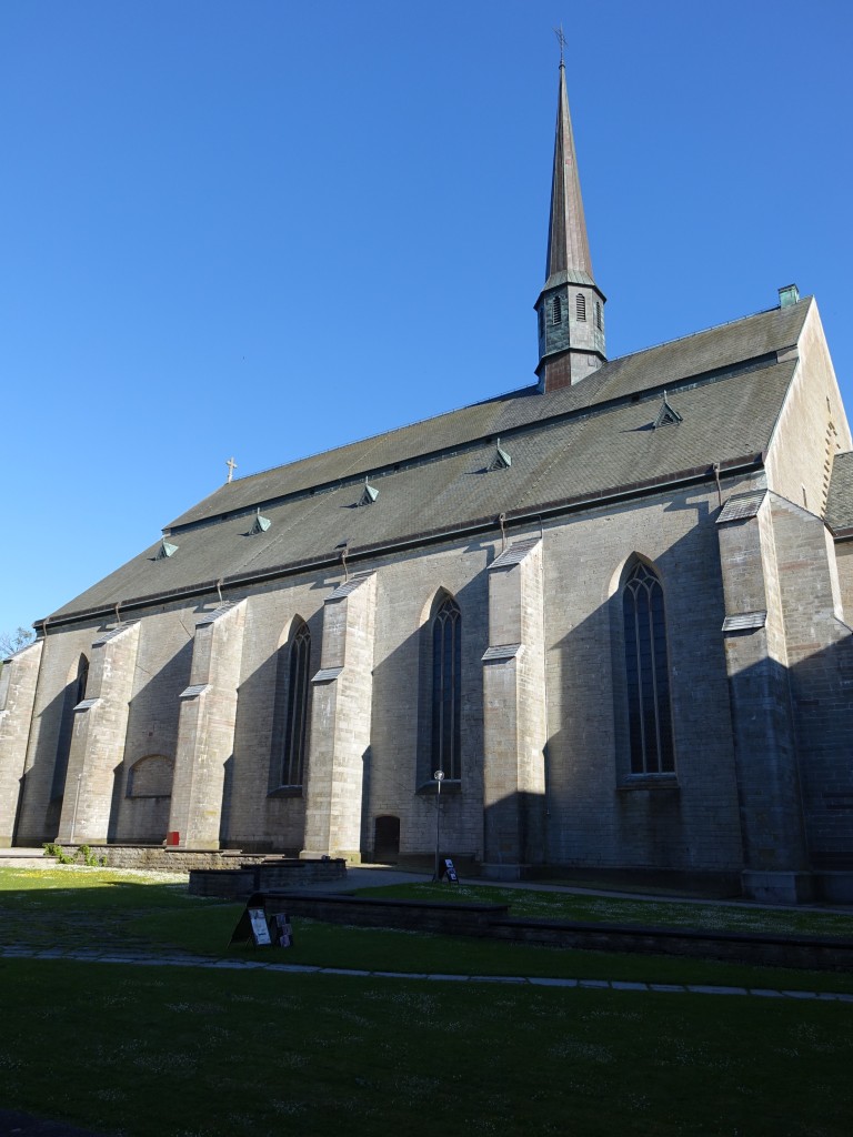 Vadstena, Kath. St. Birgitta Klosterkirche, Blakyrkan, erbaut von 1395 bis 1430, dreischiffige Hallenkirche aus blaugrauem Kalkstein mit einem Westchor (16.06.2015)