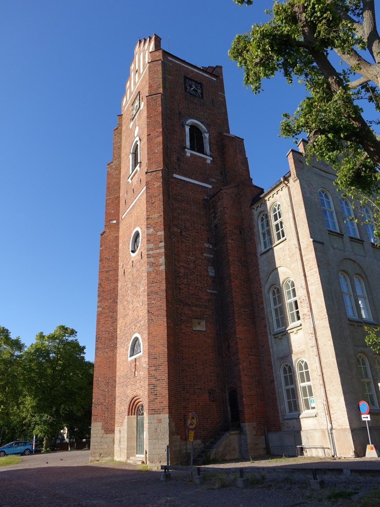 Vadstena, Rdtornet Turm, Roter Turm, erbaut 1464 am Ende der Storgatan Strae (16.06.2015)