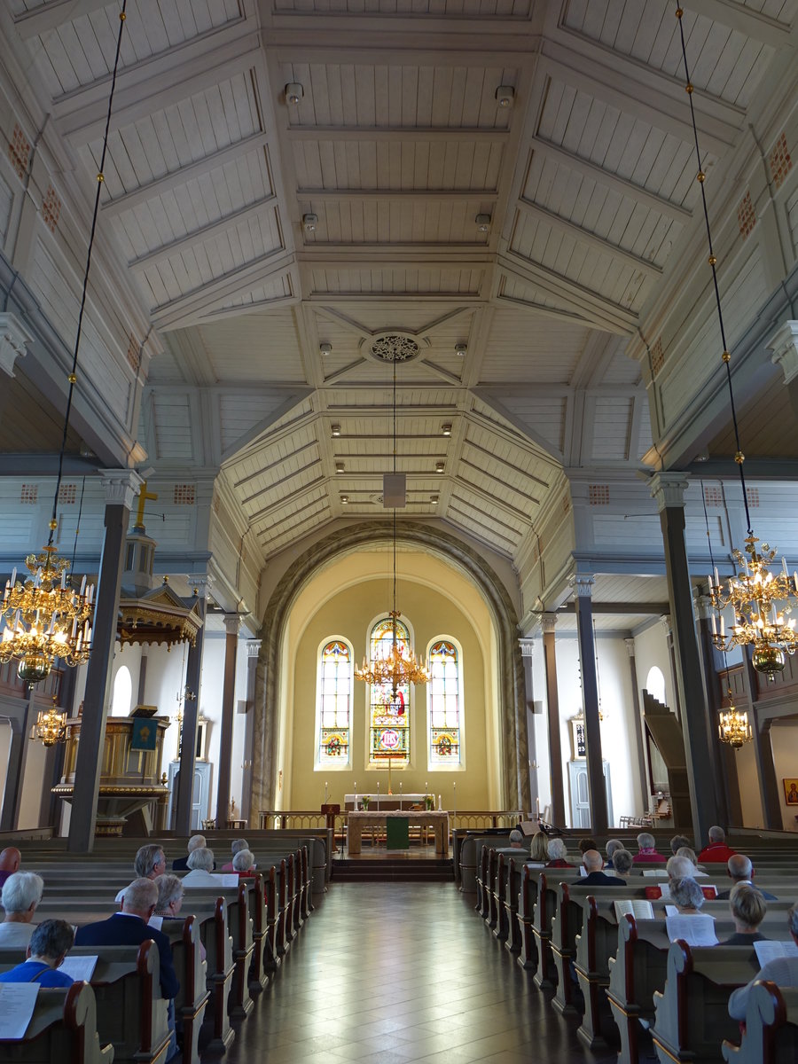 Vrnamo, Innenraum der Ev. Kirche, Glasfenster von Reinhold Callmander , Taufstein aus dem 13. Jahrhundert, Kronleuchter von 1777 (12.06.2016)