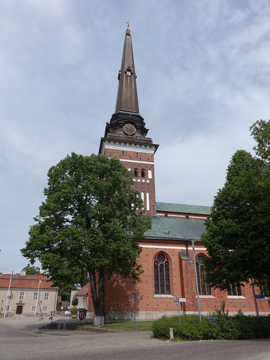 Vsteras, Dom St. Johannes, erbaut im 12. Jahrhundert, Langhaus 15. Jahrhundert, Turmspitze von 1691 (15.06.2016)