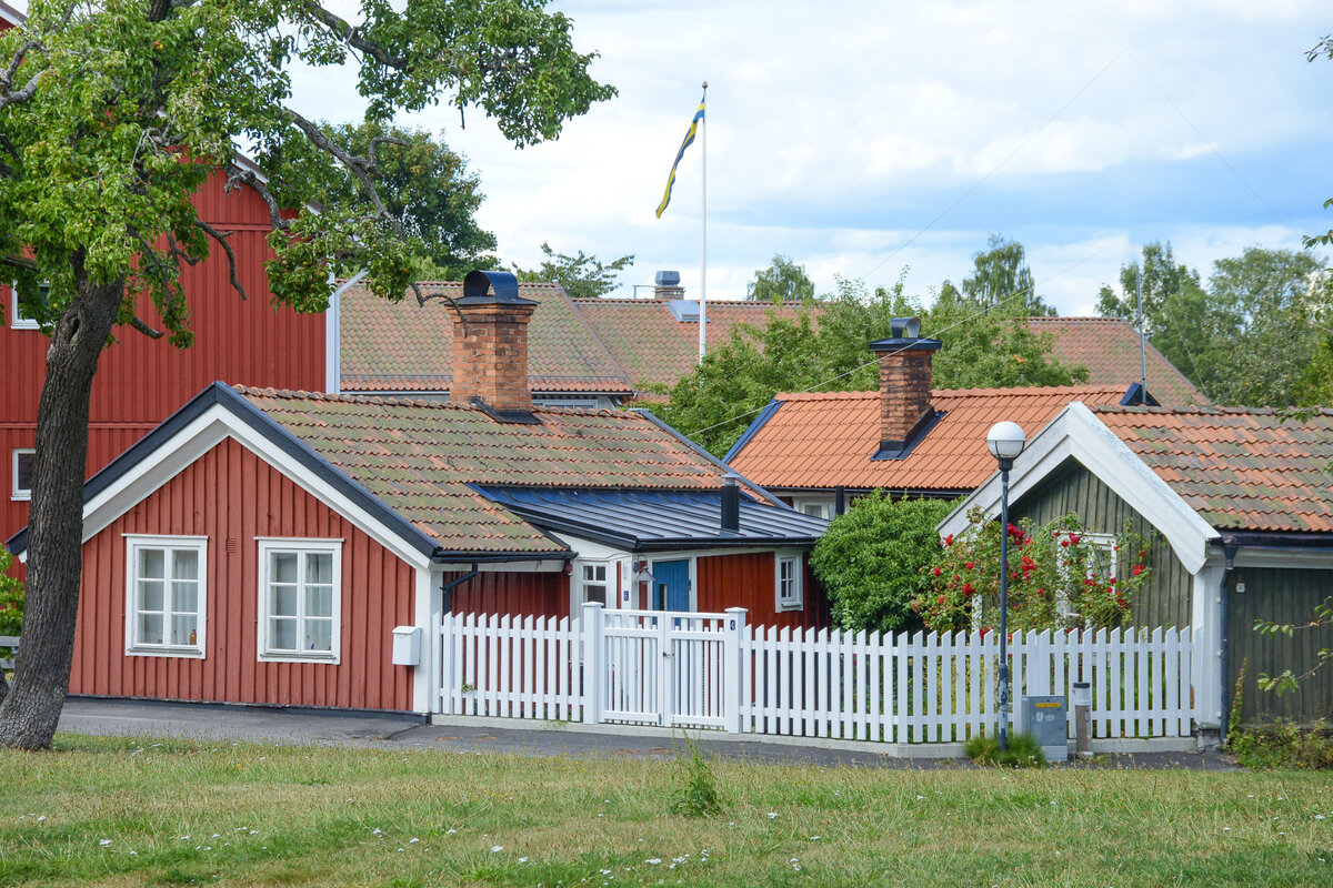 Vstervik in Smland (Schweden): Bunte Fischerhaser aus dem 19. Jahhundert. Aufnahme: 20. August 2025.