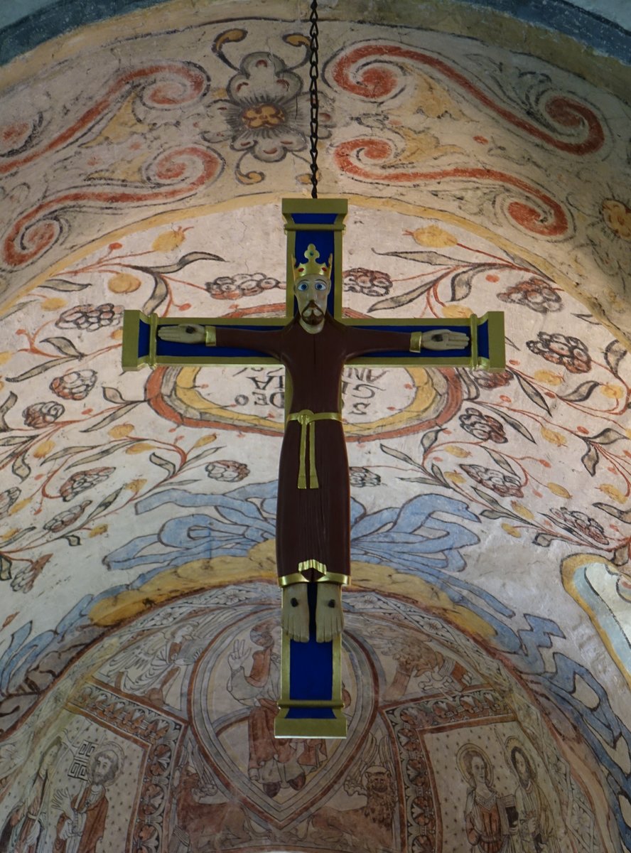 Vversunda, Triumphkreuz aus dem 12. Jahrhundert in der Ev. Kirche, das Kruzifix ist einmalig in Schweden und erinnert an das von San Martino im ital. Lucca, Christus wird als Knig und Weltherrscher in vollem Knigsornat mit Krone dargestellt (15.06.2017)