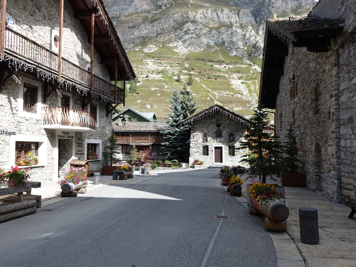 Val-d’Isre, Huser in der Rue Nicolas Baziles (24.09.2016)