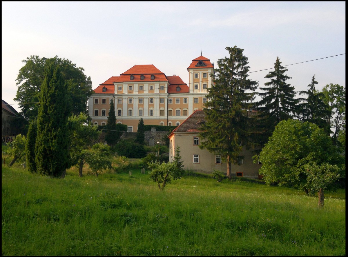 Valeč (deutsch Waltsch) ist eine Gemeinde in Tschechien. Sie liegt zwlf Kilometer nordstlich von lutice und gehrt zum Karlovy Vary am 2013:07:06. 1937 erwarb sie Dr. Johann Graf Larisch-Mnnich und in jahre 1945 ČSR.