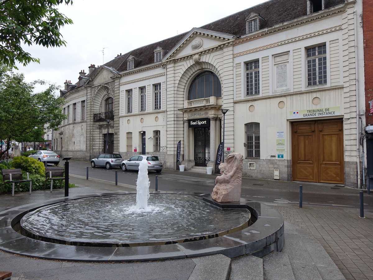 Valenciennes, Brunnen vor dem Justizpalast in der Rue du Quesnoy (15.05.2016)