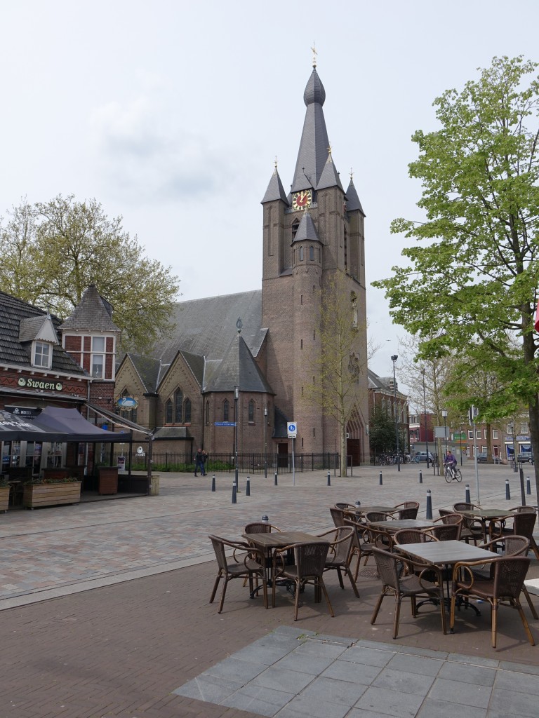 Valkenswaard, St. Nikolaus Kirche, neugotische Kirche am Markt, erbaut von 1860 bis 1929, Architekt Jan Stuyt, im Turm Glockenspiel von 1959 (02.05.2015)
