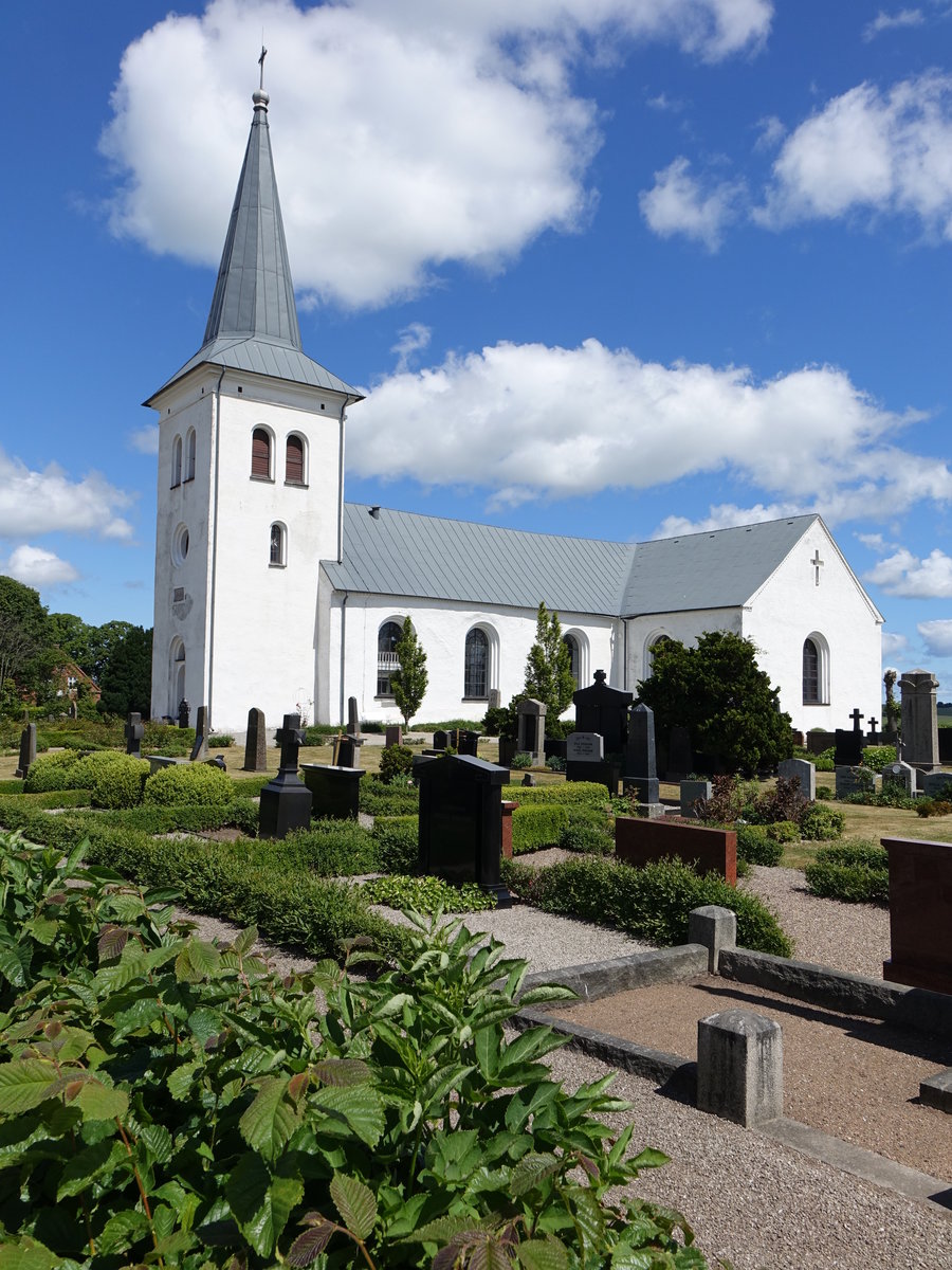 Vallby, St. Lawrence Kirche, erbaut im 11. Jahrhundert, 1782 erweitert, Kirchturm erbaut von 1870 bis 1871 (11.06.2016)