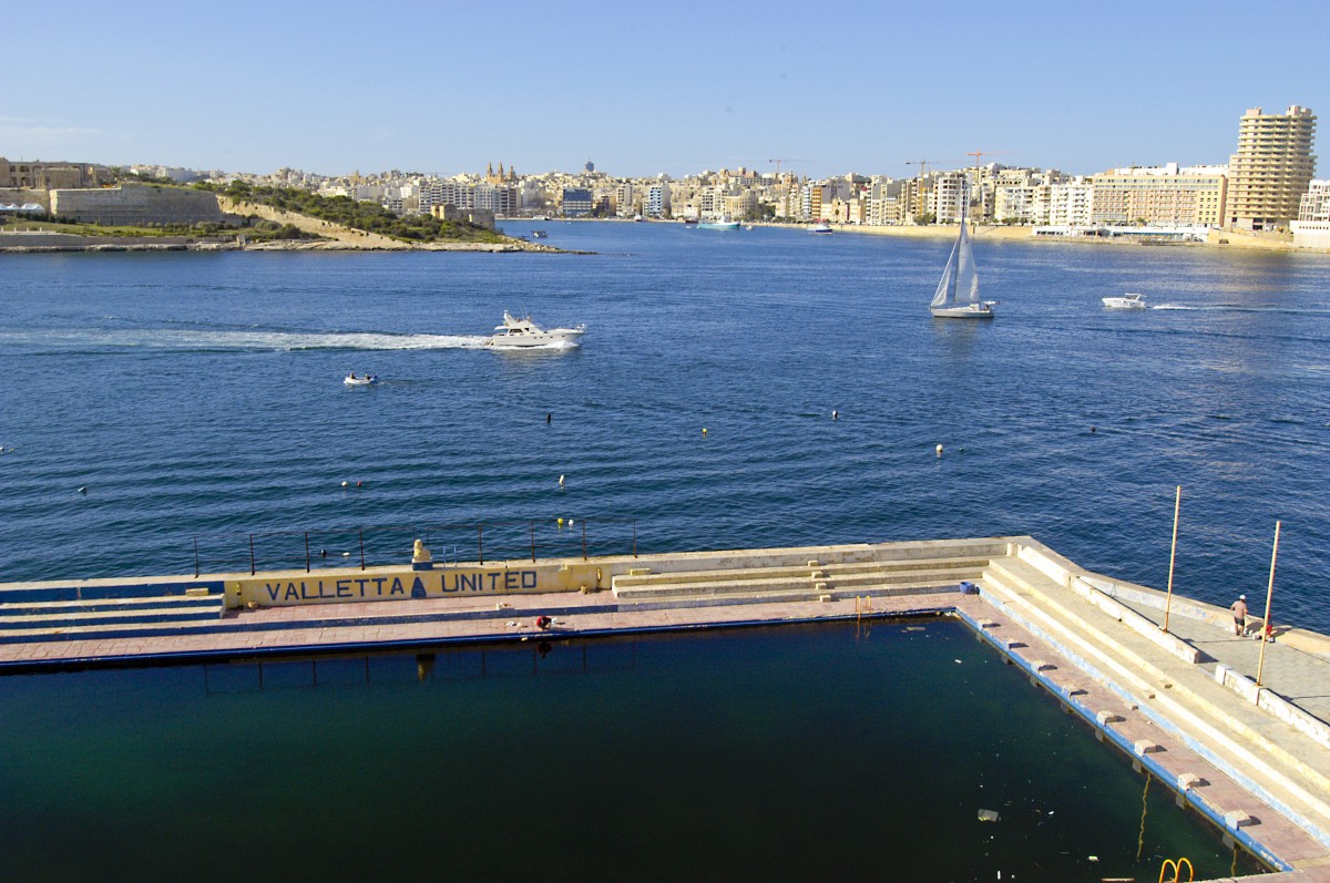 Valletta - Blick auf fort Manoel (links) und Sliema (rechts). Im Vordergrund die Anlage von Valletta United Water Polo. Aufnahme: Oktober 2006.