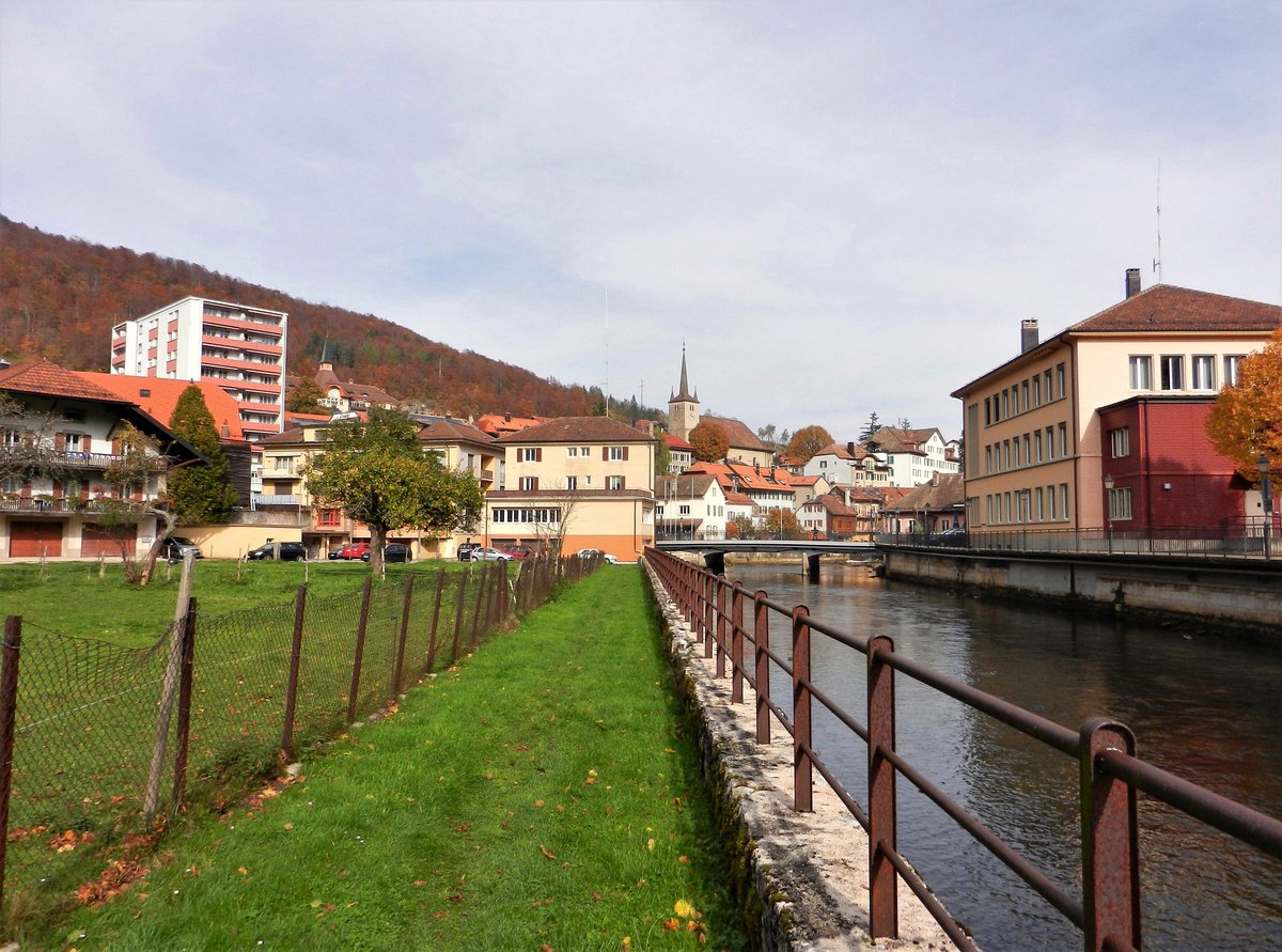 Vallorbe, Spazierweg am Orbeufer, rechts die Gemeindeverwaltung - 25.10.2013