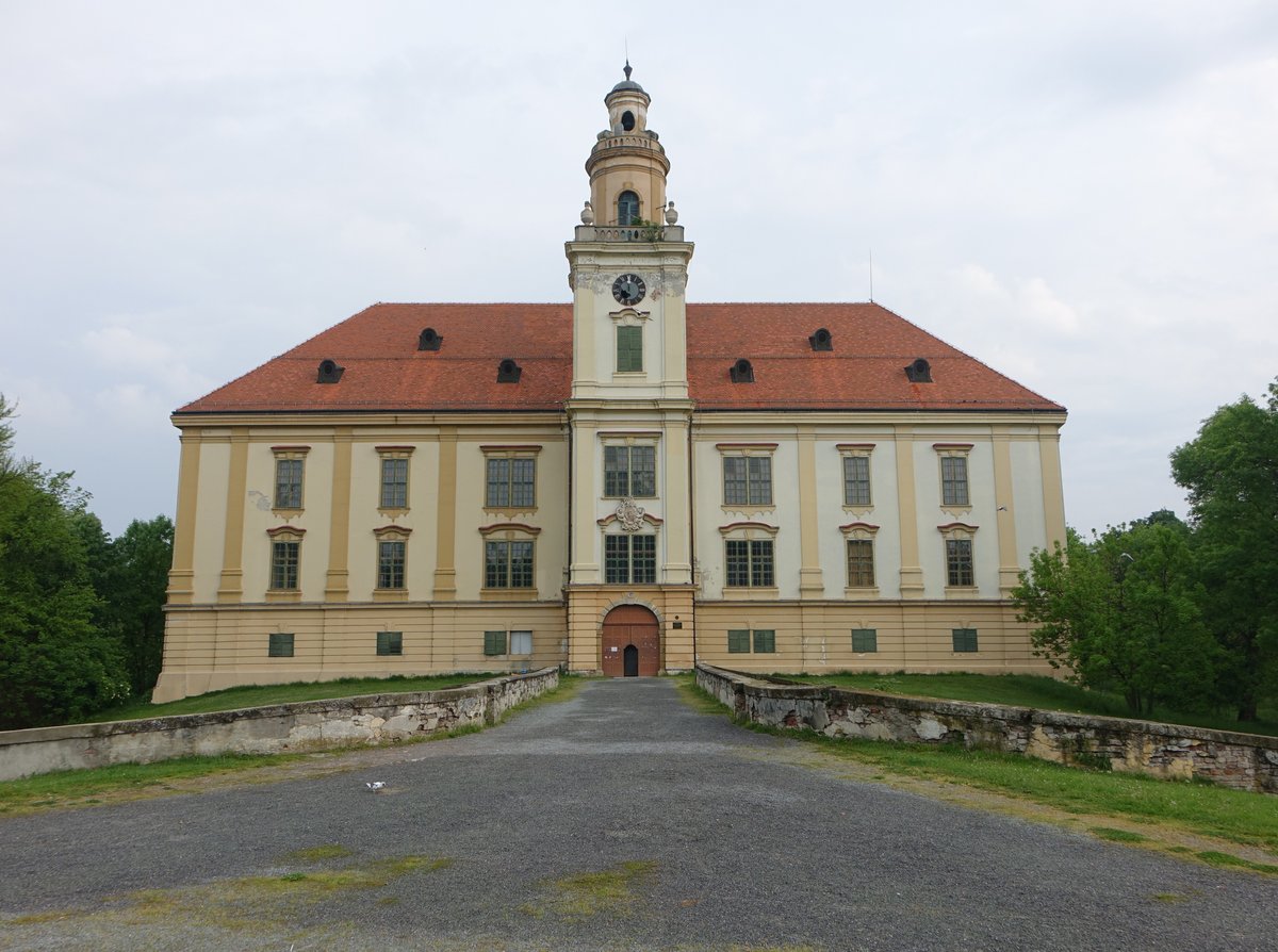 Valpovo, barockes Schloss Prandau-Normann, erbaut im 18. Jahrhundert (03.05.2017)