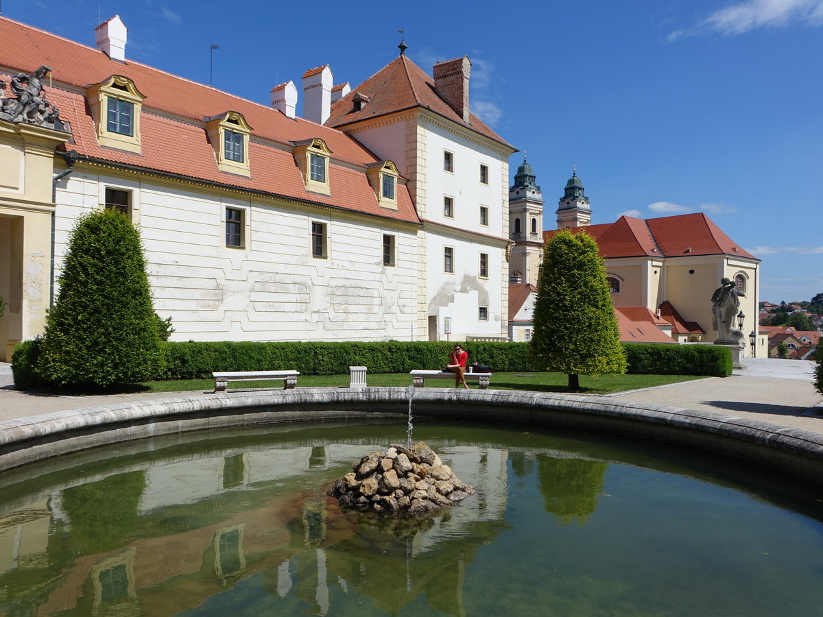 Valtice, Brunnen und linker Schloflgel von Schloss Felsberg (31.05.2019)
