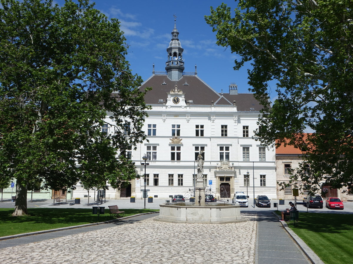 Valtice, Rathaus am Freiheitsplatz, erbaut 1888 von Josef und Anton Drexler (31.05.2019)