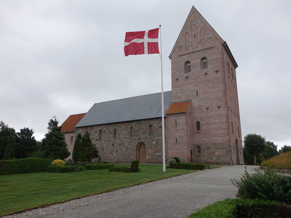 Vamdrup, romanische Ev. Kirche, erbaut im 13. Jahrhundert (21.07.2019)