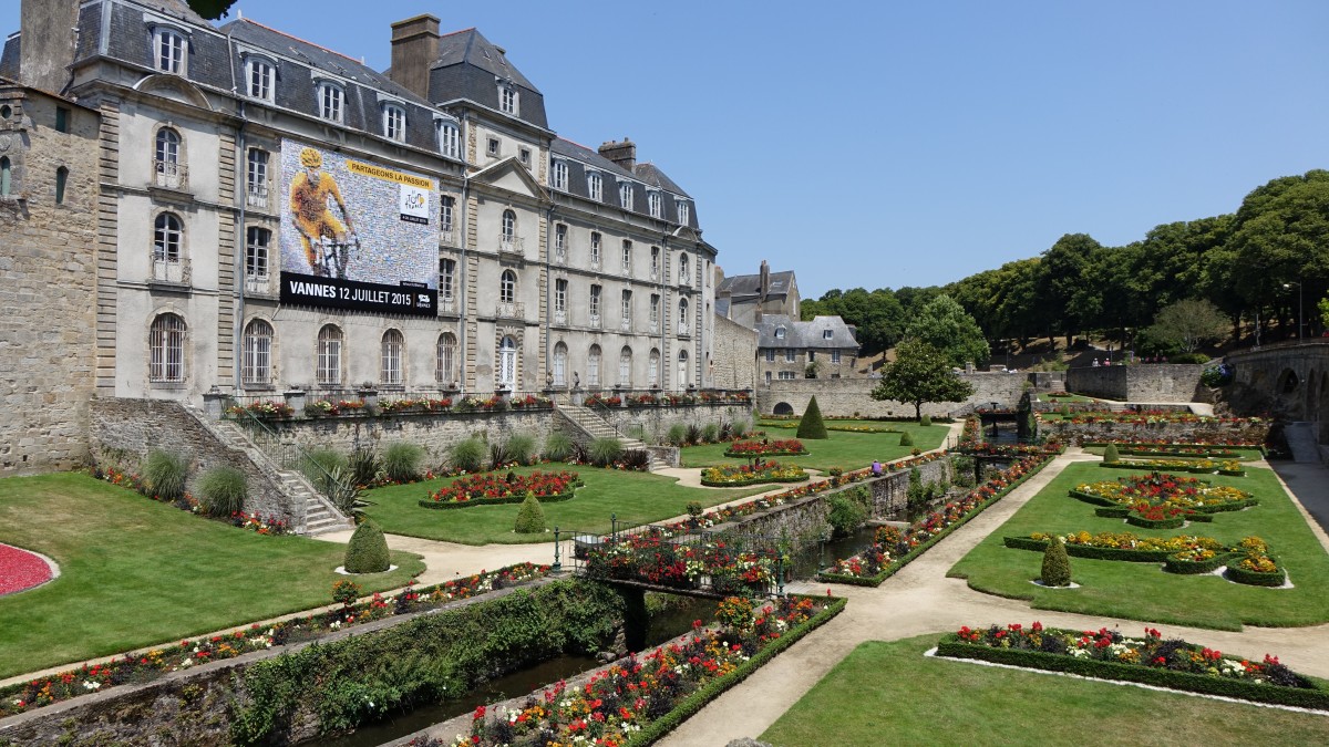Vannes, Chteau de l’Hermine mit Jardin des Remparts, erbaut 1795, heute Institut culturel de Bretagne (16.07.2015)