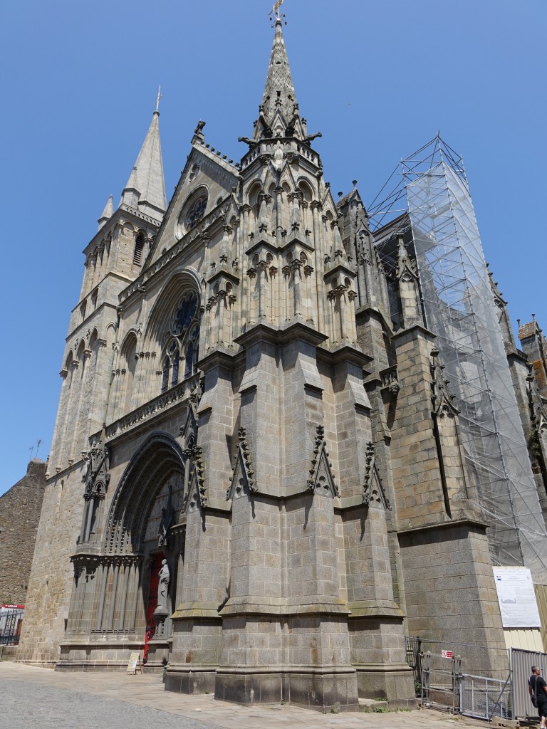 Vannes, gotische Kathedrale St. Pierre, erbaut im 15. Jahrhundert, romanischer Glockenturm von der Vorgngerkirche aus dem 13. Jahrhundert, Chor erbaut von 1771 bis 1774 (16.07.2015)