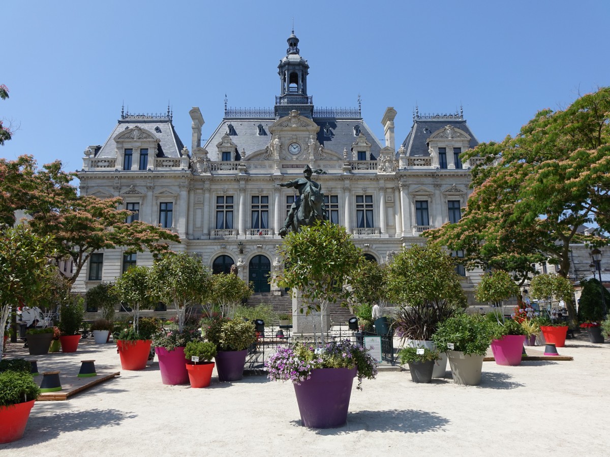 Vannes, Rathaus am Place M. Marchais, davor die Reiterstatue des Konnetabel Richemond (16.07.2015)