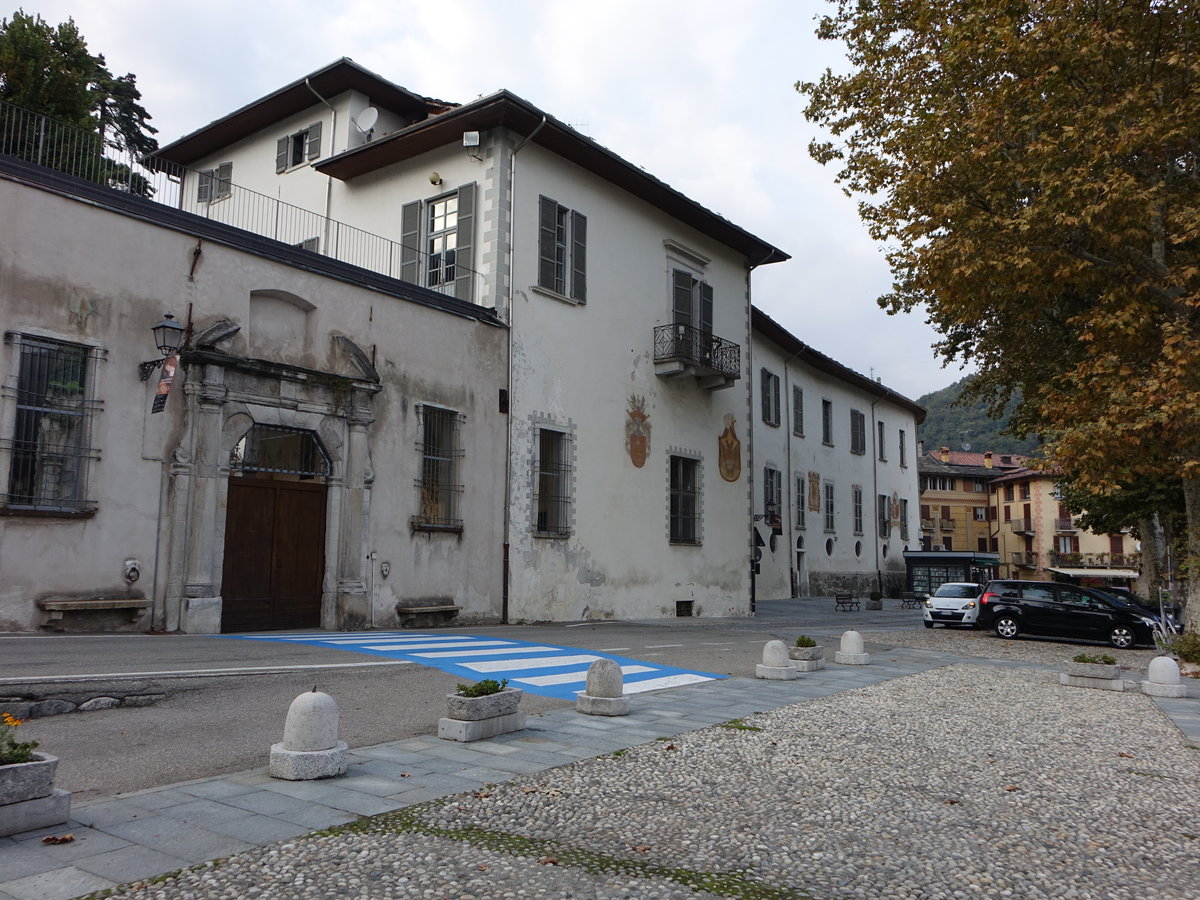 Varallo, Palazzo Scarognini d´Adda, erbaut im 15. Jahrhundert mit Wappenfreskenmalereien der ehemaligen Besitzerfamilien (05.10.2018)