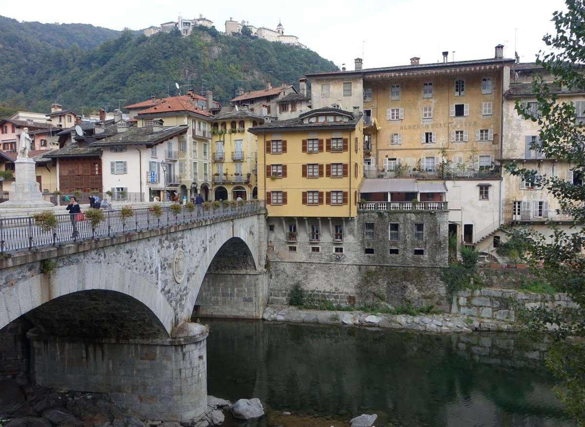 Varallo, Ponte Antonini zur Altstadt, im Hintergrund das Kloster Sacro Monte (05.10.2018)