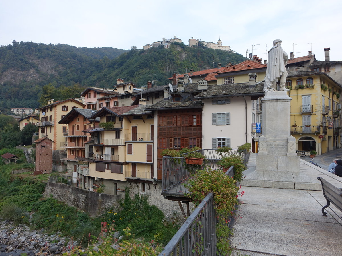 Varallo Sesia, Huser der Altstadt und Santuario del Sacro Monte von 1486 (05.10.2018)