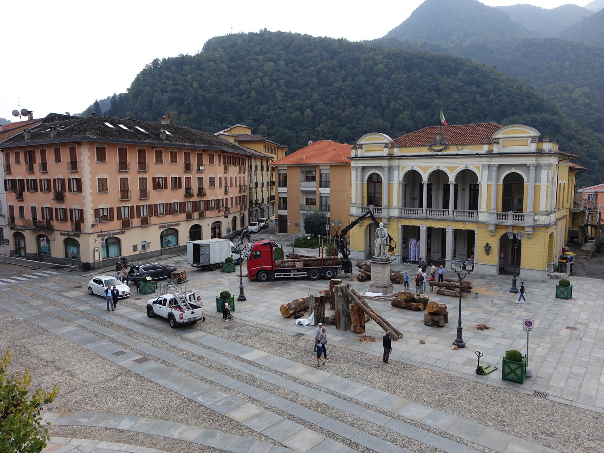 Varallo Sesia, Huser und Teatro Civico in der Via Chiara (05.10.2018)