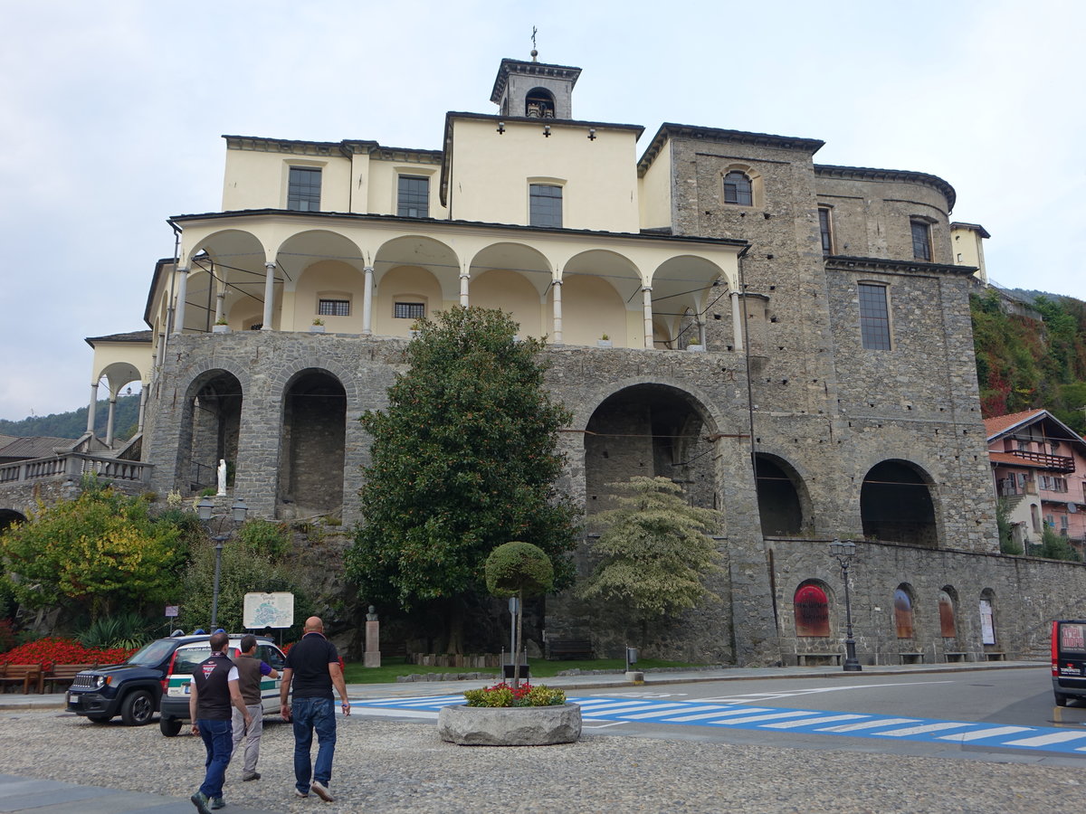 Varallo, Stiftskirche St. Gaudenzio mit Bogengang mit 28 Bgen, erbaut im 12. Jahrhundert auf einer felsigen Anhhe (05.10.2018)